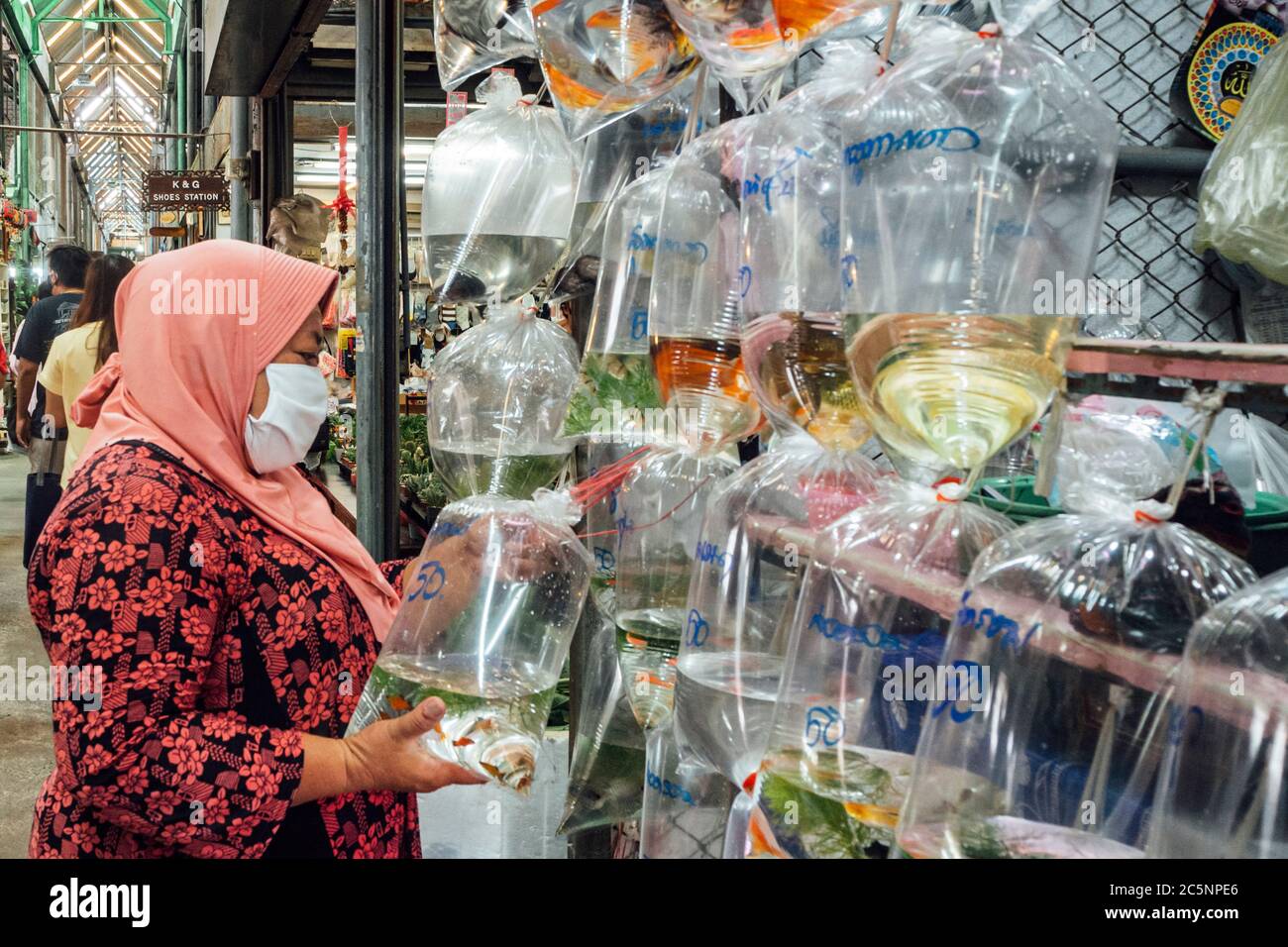 Bangkok, Thialand 05, 2020 - une femme asiatique musulmane, portant un masque hygiénique pour protéger une pandémie de coronavirus ou une épidémie de virus covid-19, achète Banque D'Images