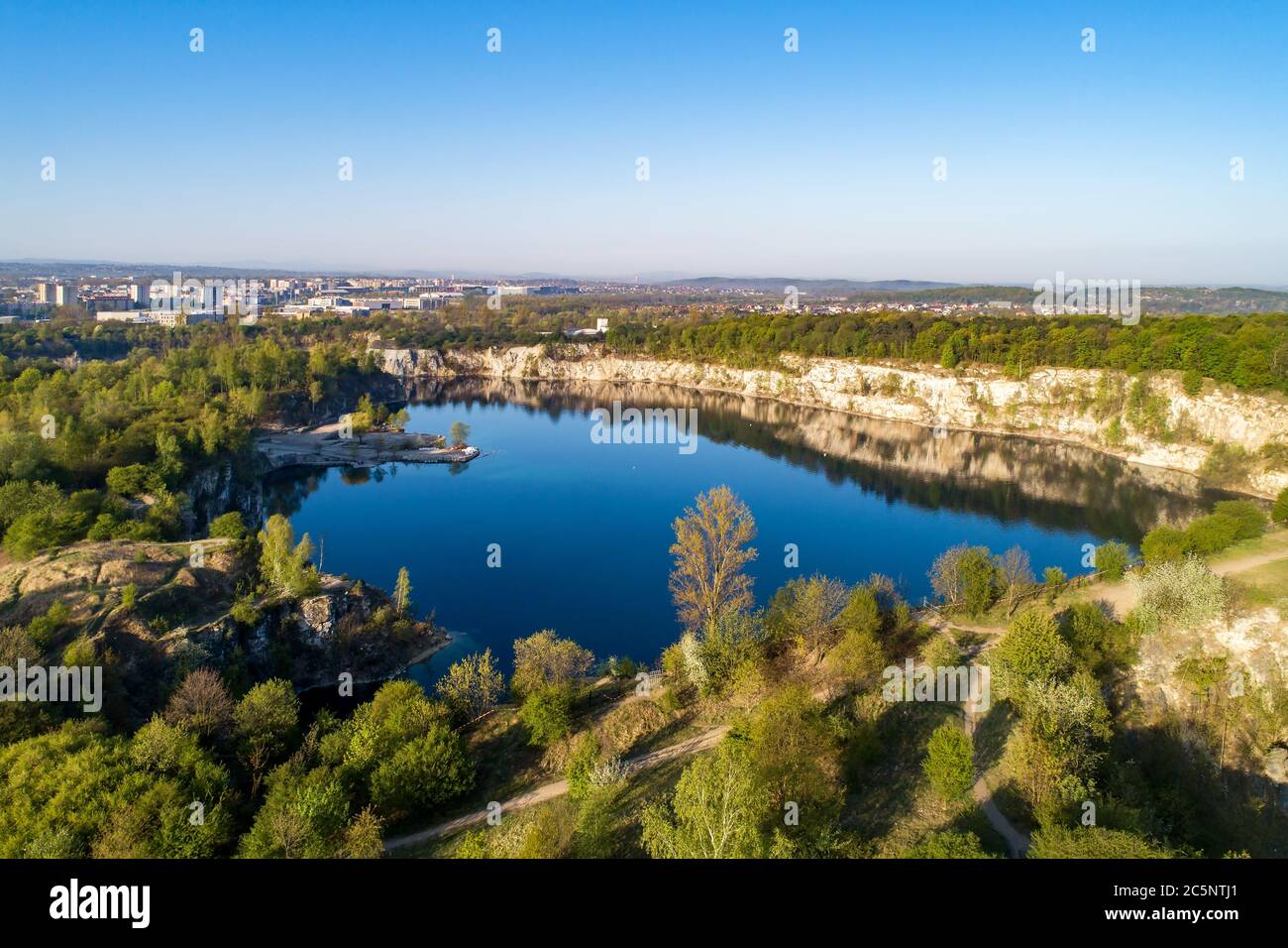 Cracovie, Pologne. Lac de Zakrzowek avec falaises abruptes à la place de l'ancienne carrière de calcaire inondée dans les rochers de Twardowski. Lieu de loisirs populaire. Antenne v Banque D'Images