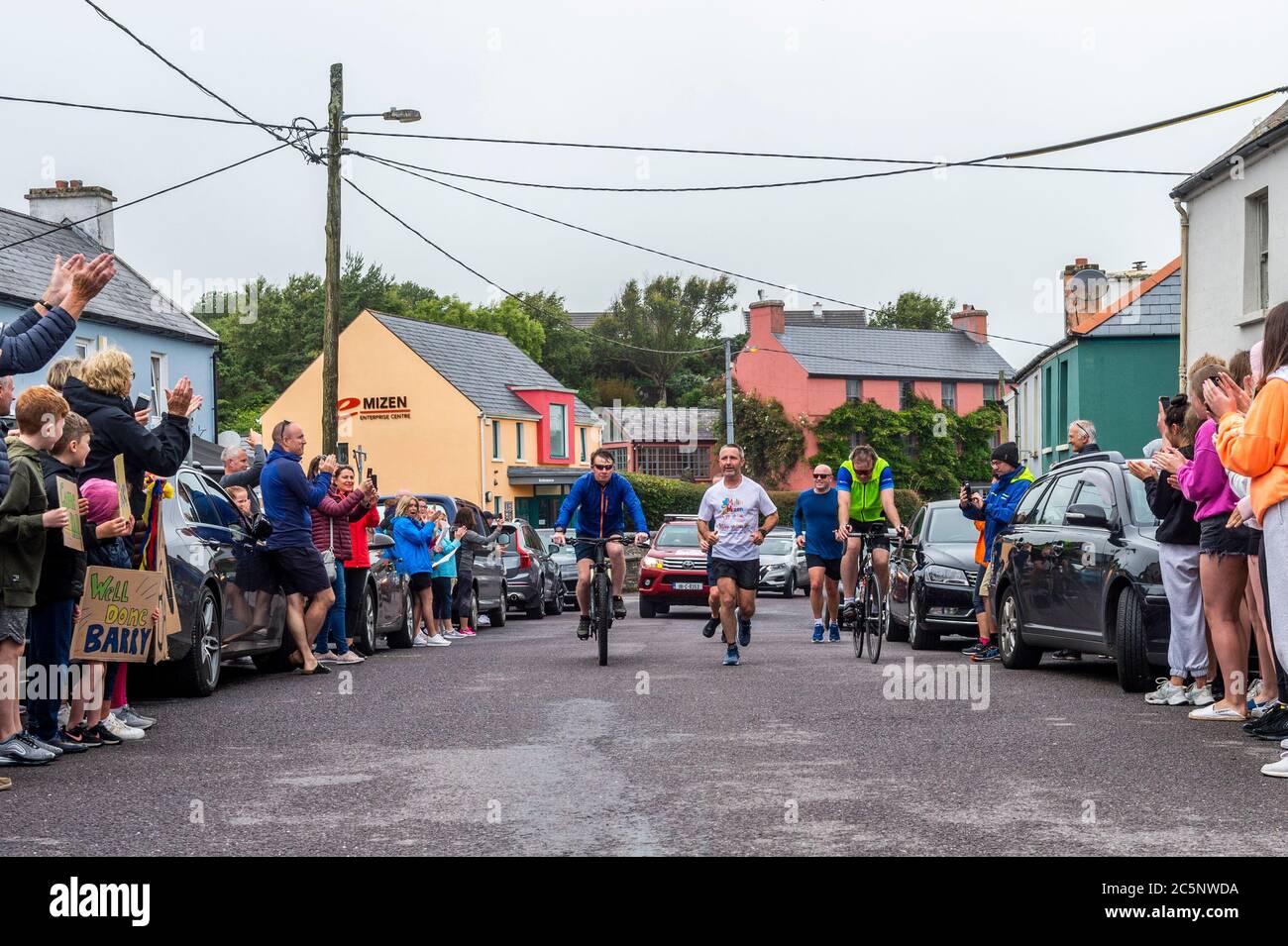 West Cork, Irlande. 4 juillet 2020. Barry Sheehan, qui vit à Cork, a couru 600 km, de Malin à Mizen Head à l'aide de la nouvelle unité pour enfants 'Cappagh Kids' de l'hôpital orthopédique national, Cappagh, Dublin. Barry est photographié en train de courir à travers Goleen, West Cork. Crédit : AG News/Alay Live News Banque D'Images