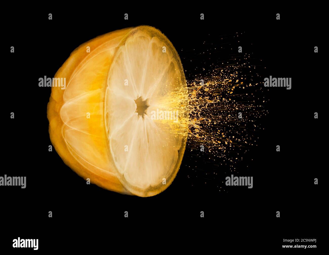 Une demi-orange montrant des segments pulvérisant du jus, rayons X colorés. Banque D'Images