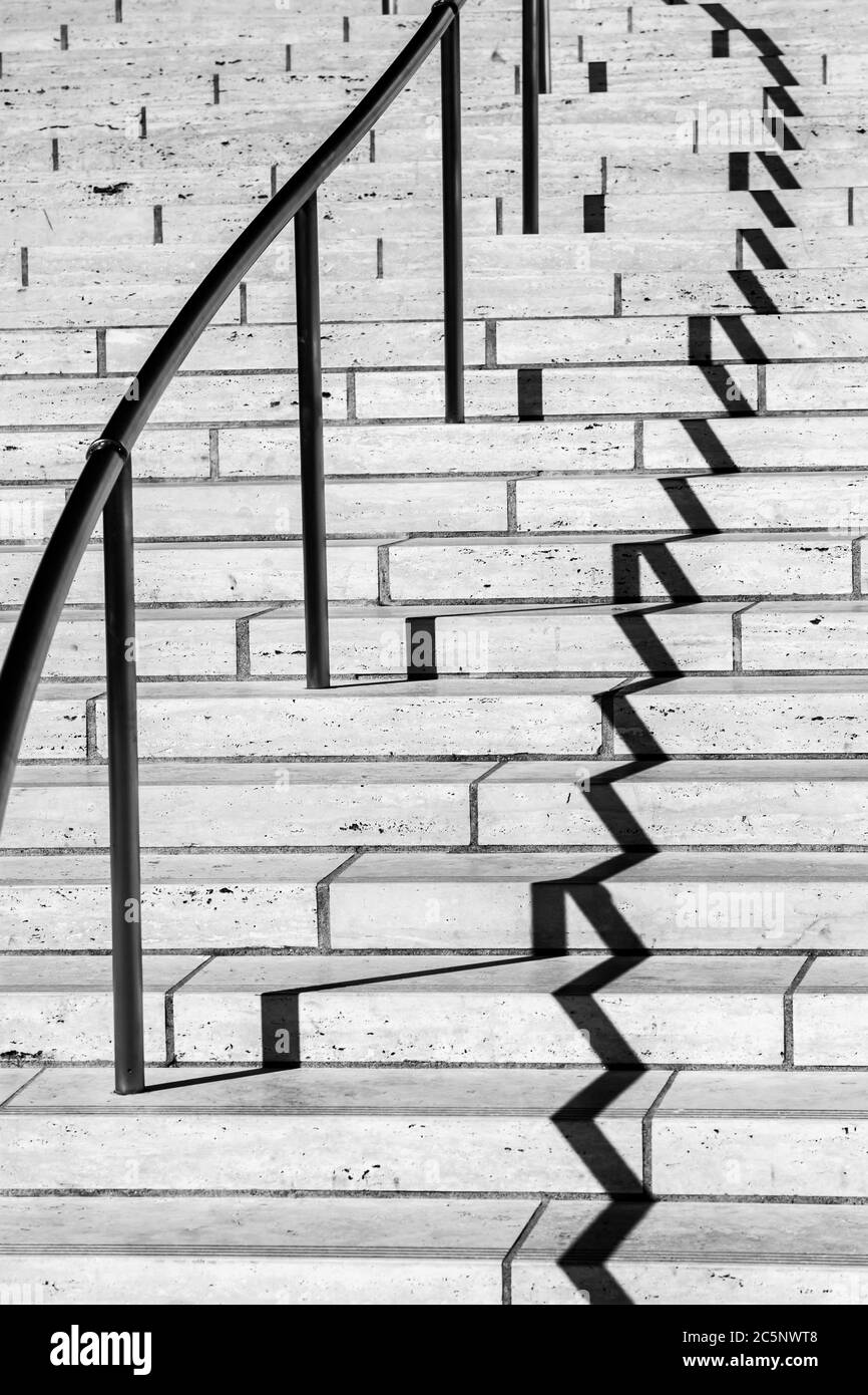 Ombres projetées sur les rampes d'un escalier extérieur Banque D'Images