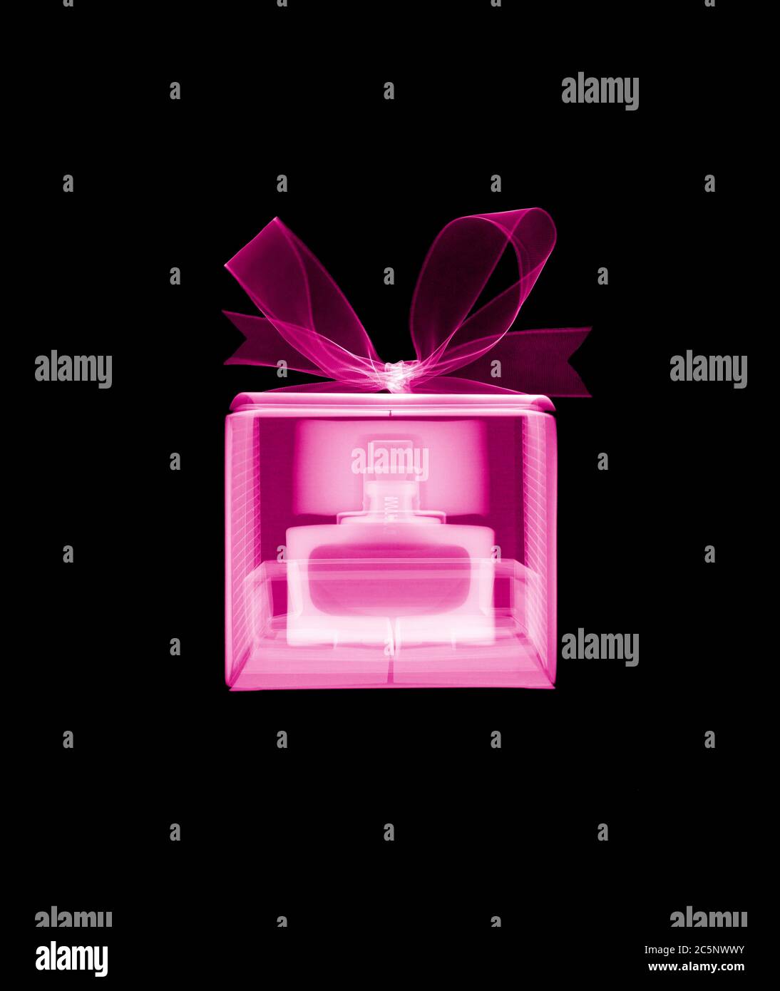 Boîte cadeau contenant du parfum, rayons X de couleur. Banque D'Images