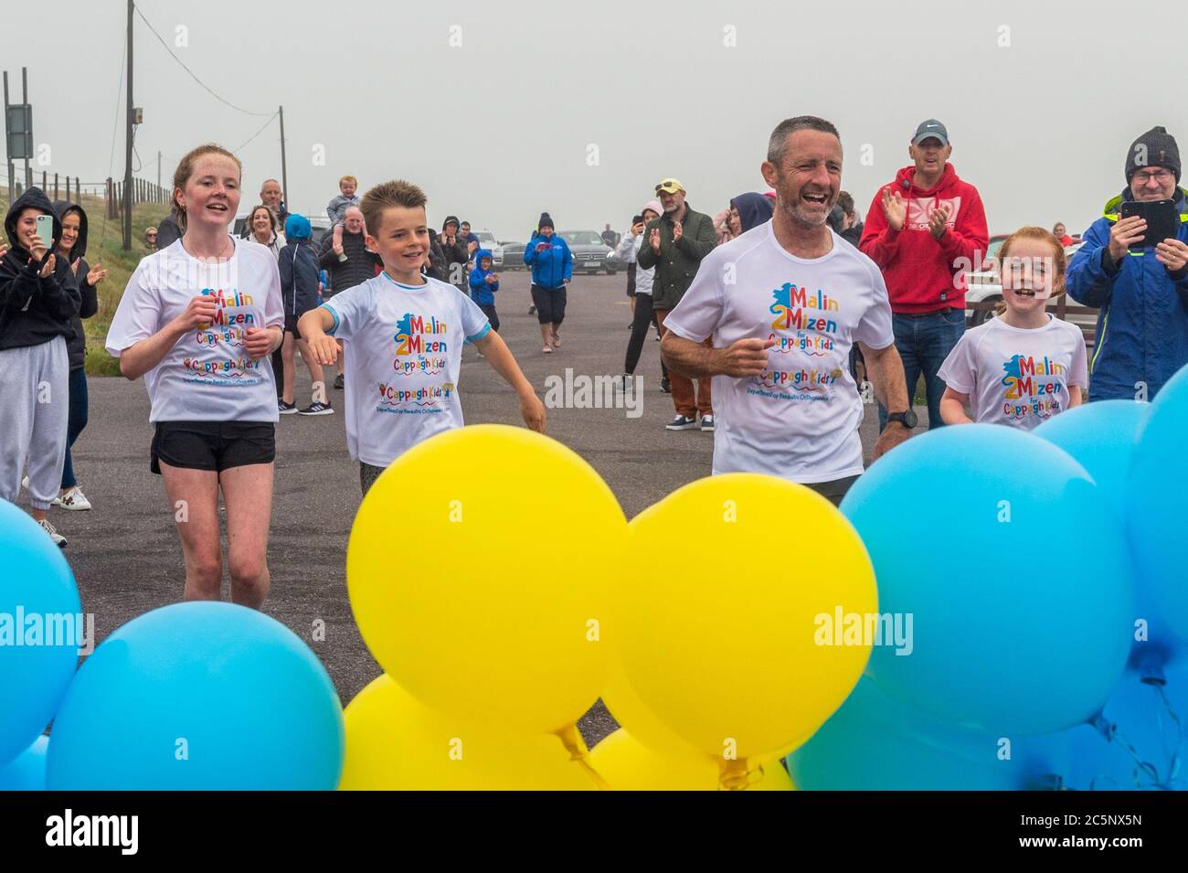 West Cork, Irlande. 4 juillet 2020. Barry Sheehan, qui vit à Cork, a couru 600 kms de Malin à Mizen Head à l'aide de la nouvelle unité pour enfants 'Cappagh Kids' de l'hôpital orthopédique national, Cappagh, Dublin. Une foule importante s'est avérée regarder Barry franchir la ligne d'arrivée avec ses enfants, Grace, Michael et Ciara. Crédit : AG News/Alay Live News Banque D'Images