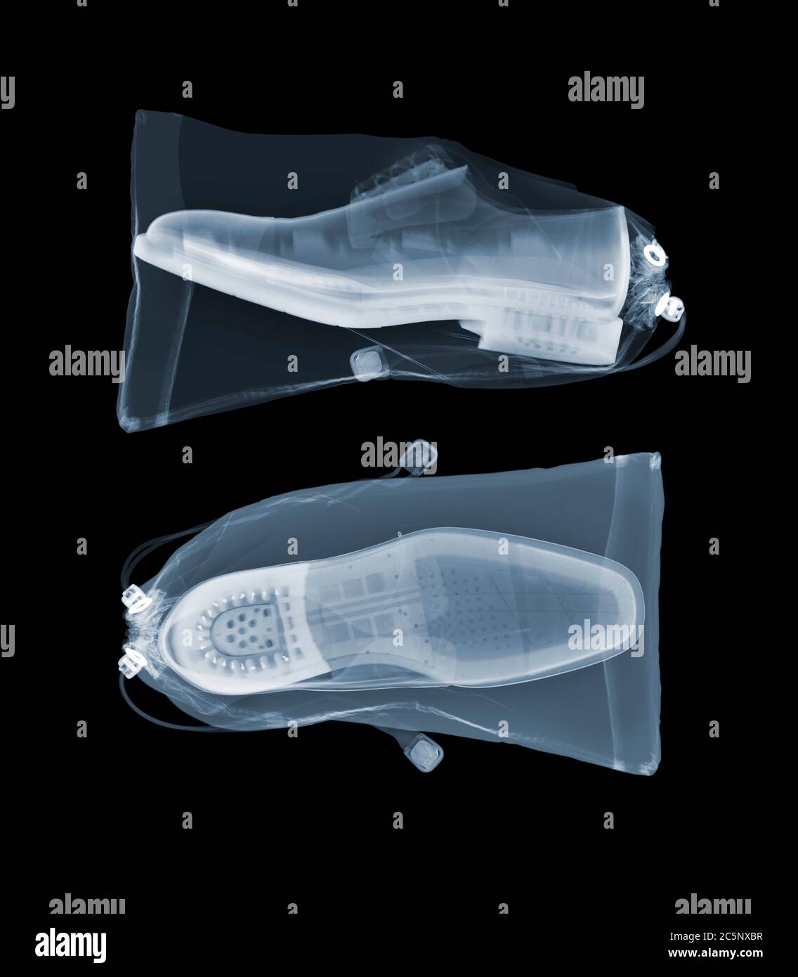 Deux chaussures en sachets, rayons X de couleur. Banque D'Images Deux chaussures en sachets, rayons X de couleur. Banque D'Images