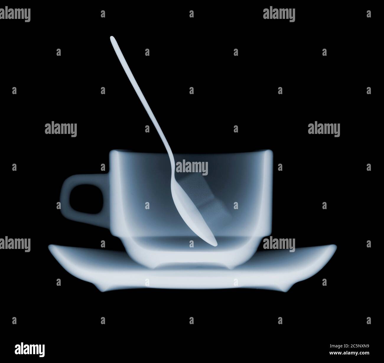 Tasse à café, cuillère et deux sucres, rayons X. Banque D'Images