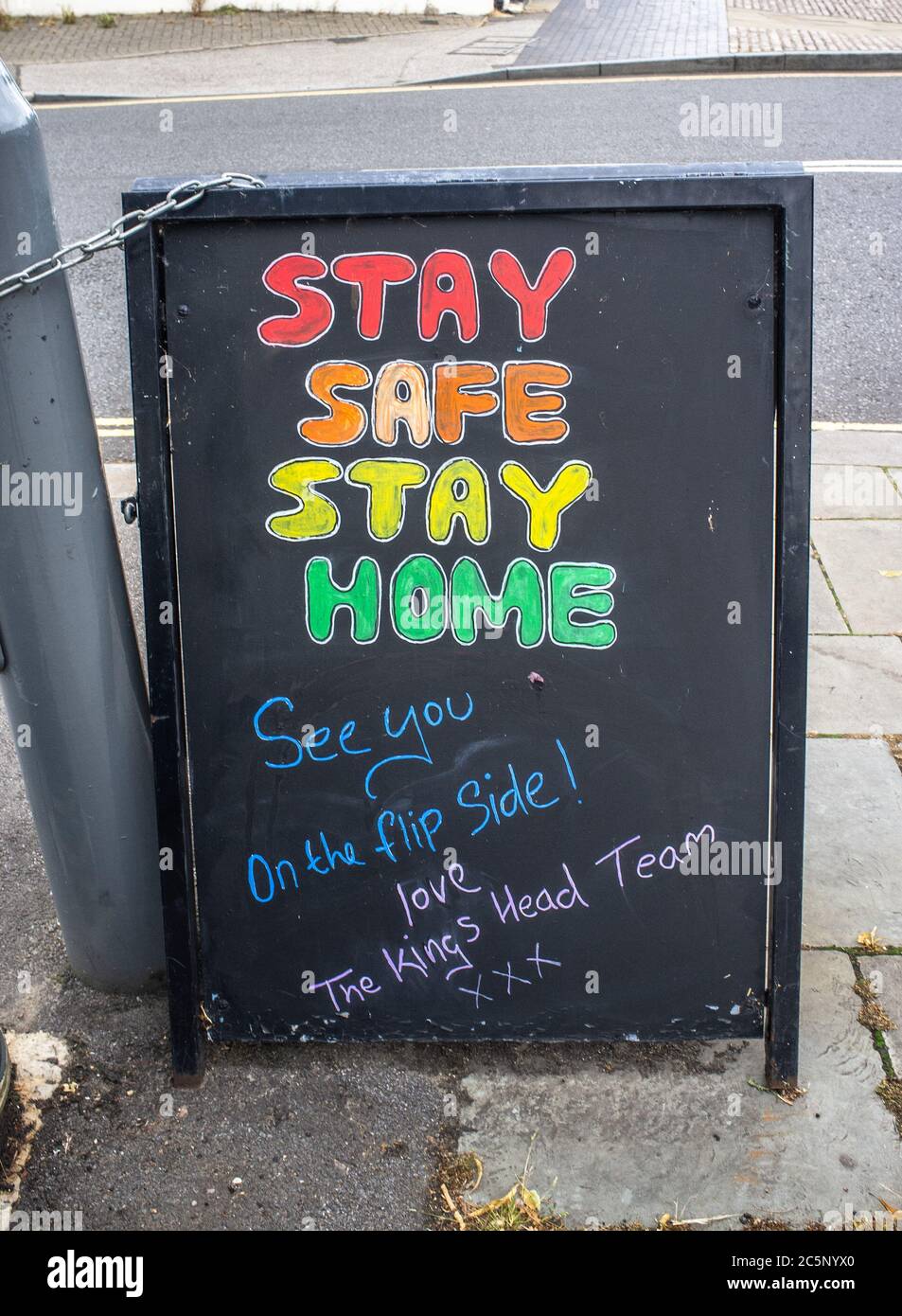 4 juillet 2020 Buckingham Town Centre, Buckinghamshire, Royaume-Uni. Un panneau à l'extérieur de 'The King's Head', l'un des principaux pubs dans le centre de Buckingham, qui ont décidé de ne pas rouvrir à ce moment. La campagne pour Real Ale (CAMRA) a déclaré que près de la moitié des pubs d'Angleterre pourraient rester fermés ce week-end. Bridget Catterall / Alamy Live News. Banque D'Images