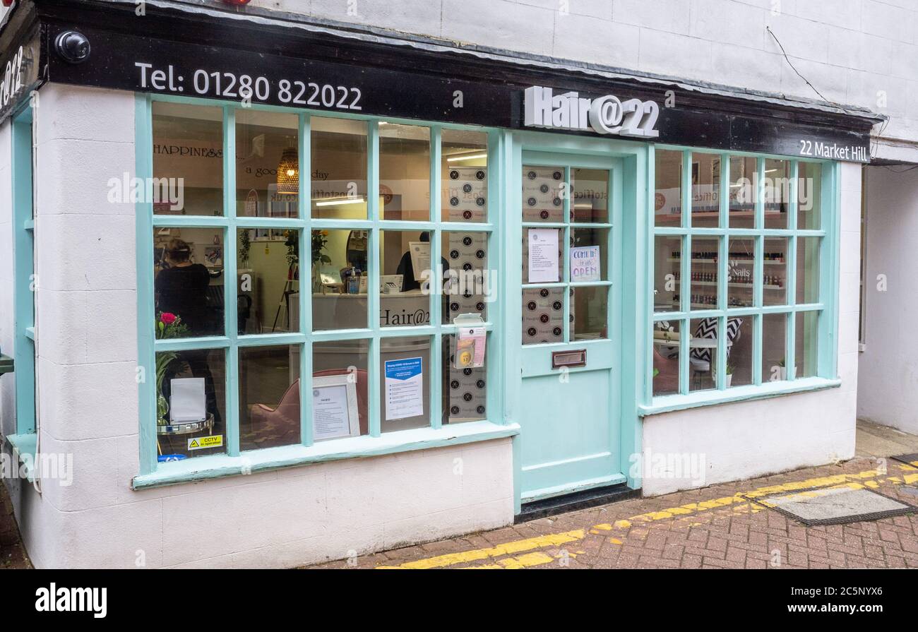 4 juillet 2020 Buckingham Town Centre, Buckinghamshire, Royaume-Uni. Un salon de coiffure (Hair@22) rouvre après le verrouillage. Bridget Catterall / Alamy Live News. Banque D'Images