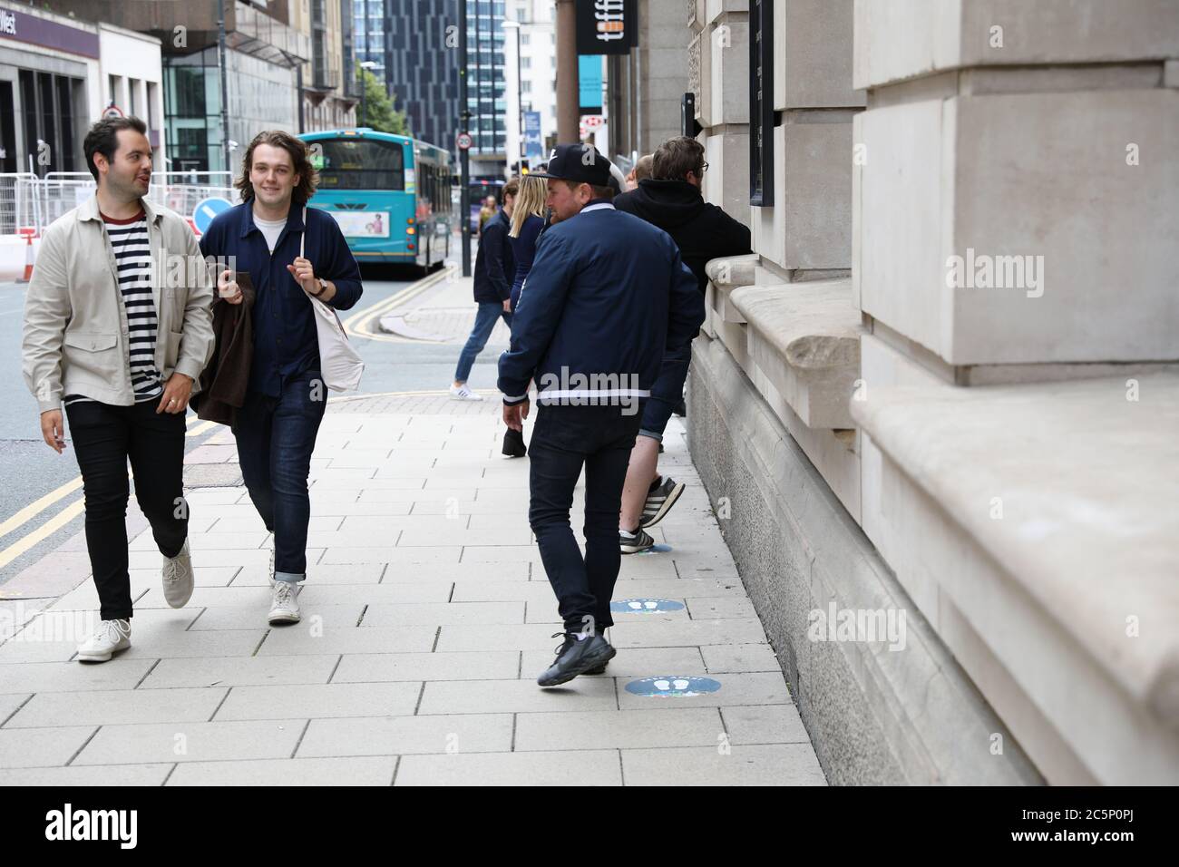 4 juillet 2020 Leeds, West Yorkshire. Le jour où le gouvernement britannique a assoupli les restrictions de Covid19 avec des pubs, restaurants, coiffeurs et barbiers pouvant ouvrir pour la première fois en mois dans le centre-ville de Leeds. Crédit : David Coulson/Alay Live News Banque D'Images