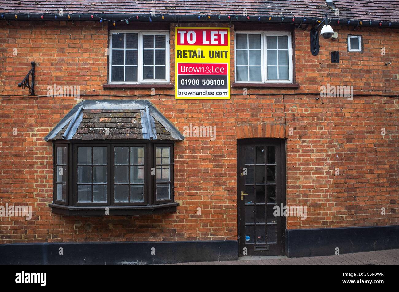 Buckingham Town Center, Buckinghamshire, Royaume-Uni. Certains magasins indépendants ont été forcés de fermer suite à des restrictions de commerce de coronavirus. Banque D'Images