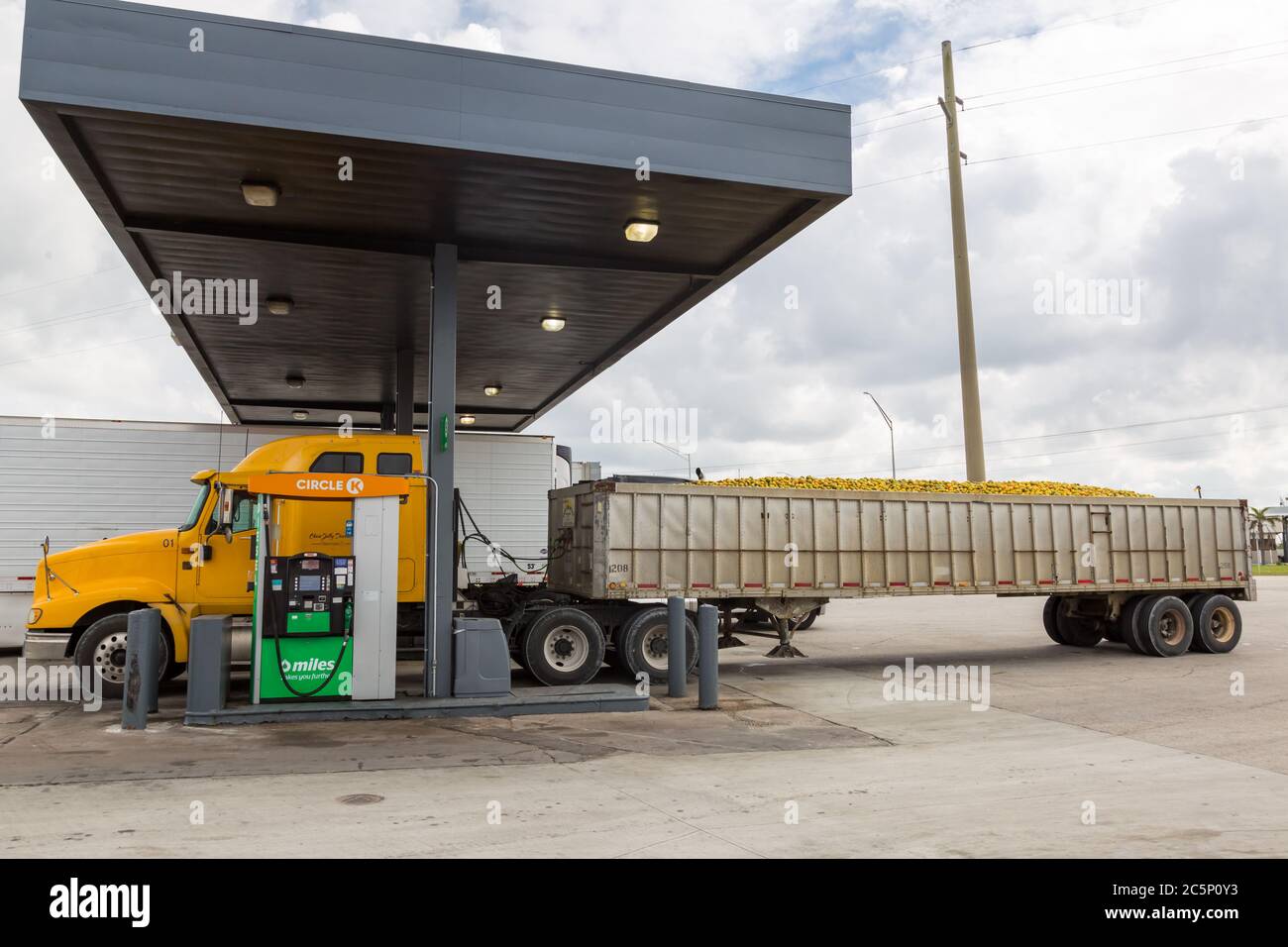 Un semi-camion chargé Sun Country s'arrête pour le carburant à une station-service Circle K à Lake Placid, Floride, États-Unis. Banque D'Images