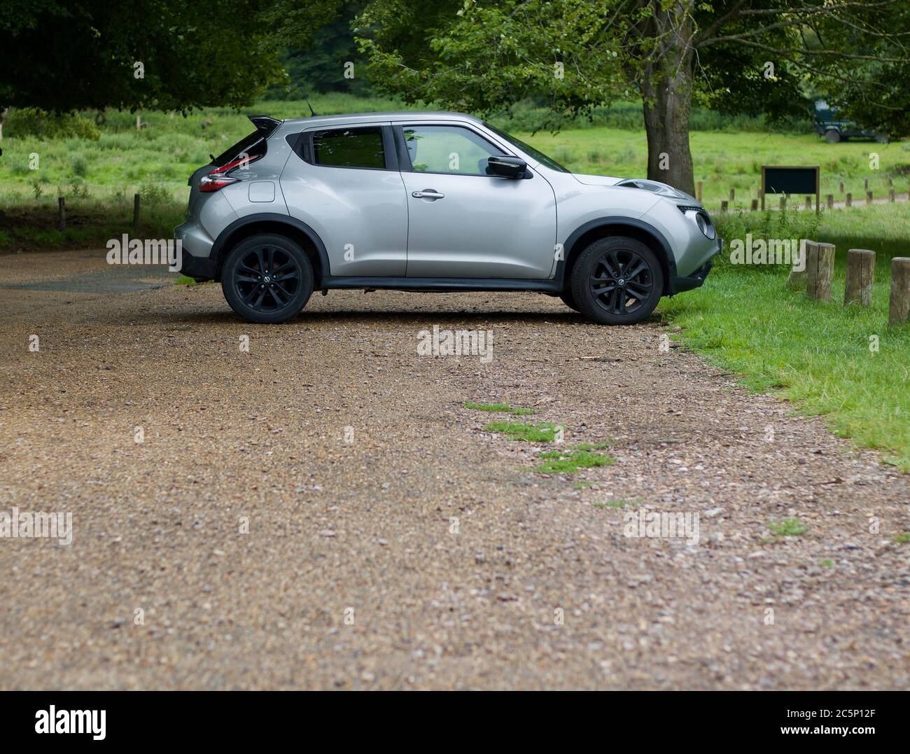 4 juillet 2020 - Angleterre, Royaume-Uni : Nissan Juke garée dans la campagne avec espace de copie Banque D'Images