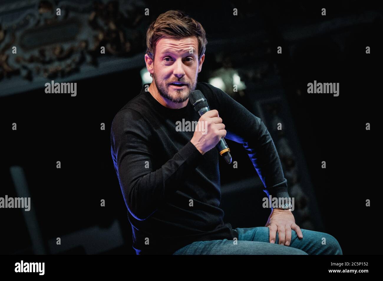 03ème juillet 2020 - Newcastle, Royaume-Uni: Le comédien Chris Ramsey se présente sur scène au théâtre et à l'opéra de Tyne dans le cadre de la collecte de fonds Live at the Tyne Theatre. L'événement a été joué dans un théâtre vide et diffusé dans le monde entier via Twitch. Banque D'Images