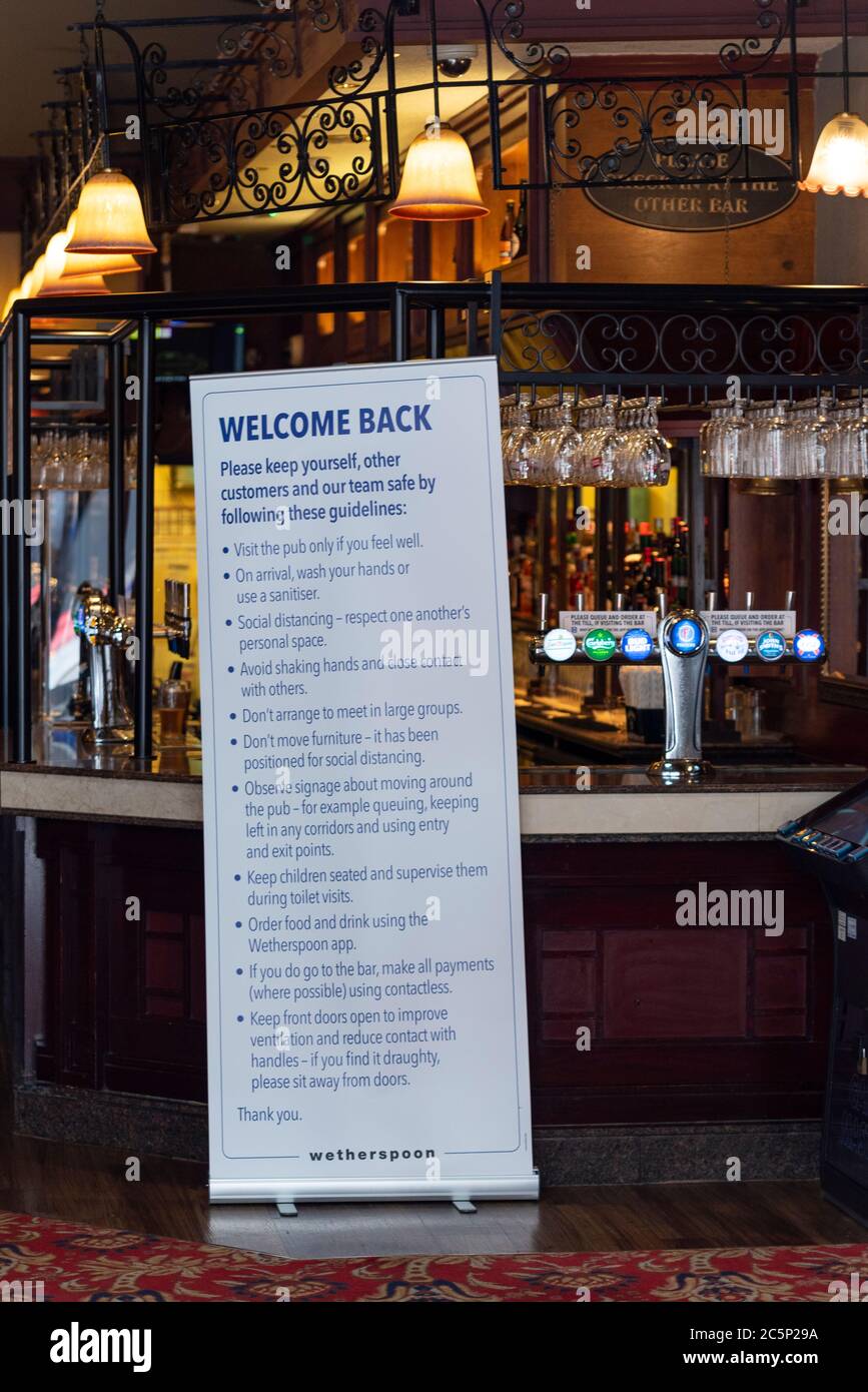 Ouvrez le pub Wetherspoon à Southend on Sea, Essex, Royaume-Uni, le 4 juillet, alors que le pays se soulage plus loin hors de verrouillage. Le dernier message. Bar. Info message de bienvenue Banque D'Images