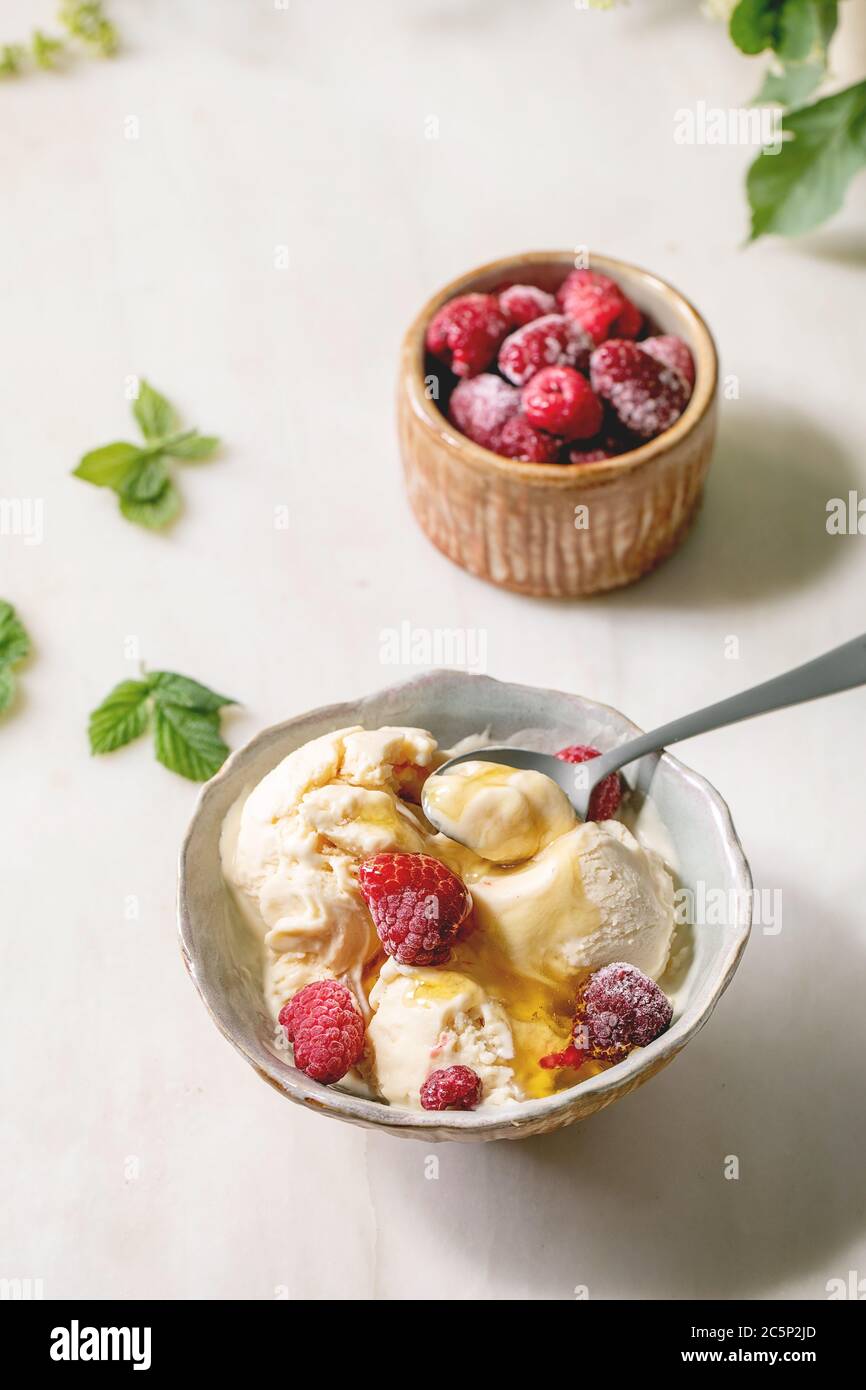 Crème glacée au caramel avec framboises Banque D'Images