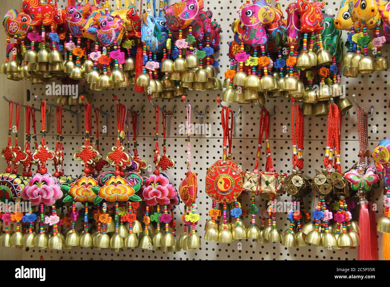 Une exposition de petits objets de fantaisie et de petits bijoux chinois  Photo Stock - Alamy