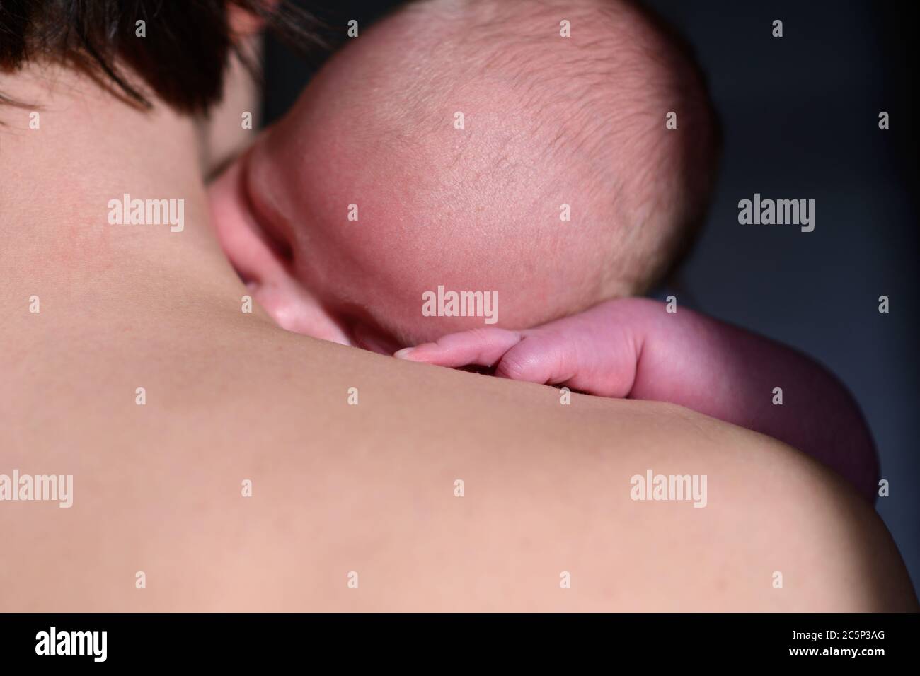 Bébé nouveau-né sur les mains des pères Banque D'Images