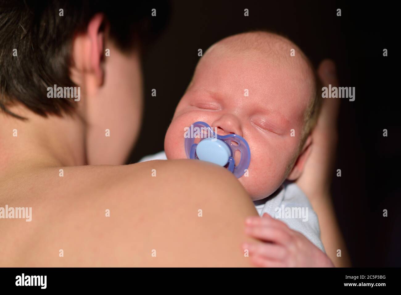 Bébé nouveau-né sur les mains des pères Banque D'Images