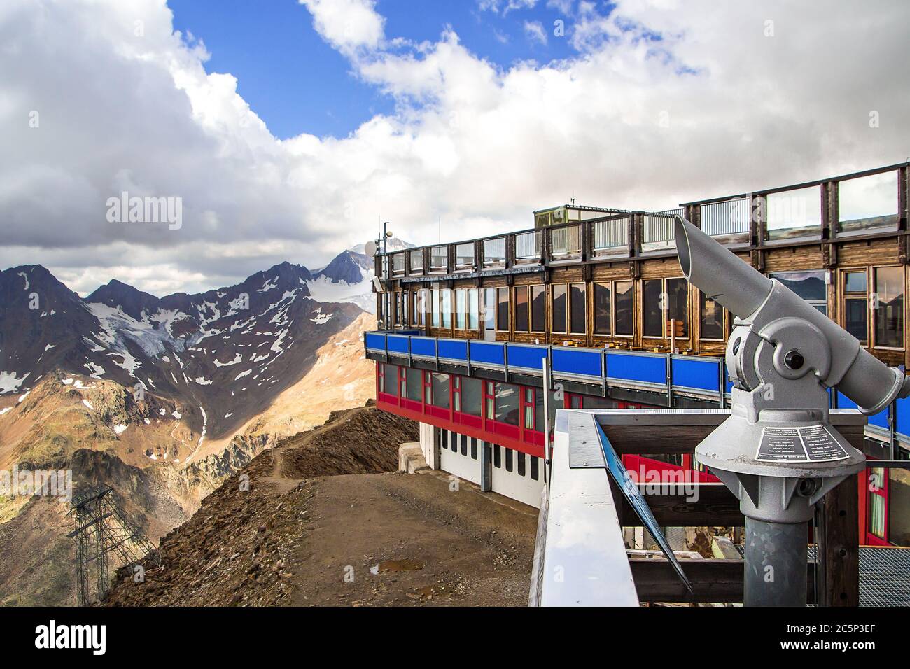 point de vue sur la station de sommet de schnalstaler gletscherbahn à la montagne gamme de weisskugel dans les alpes de l'ötztal Banque D'Images