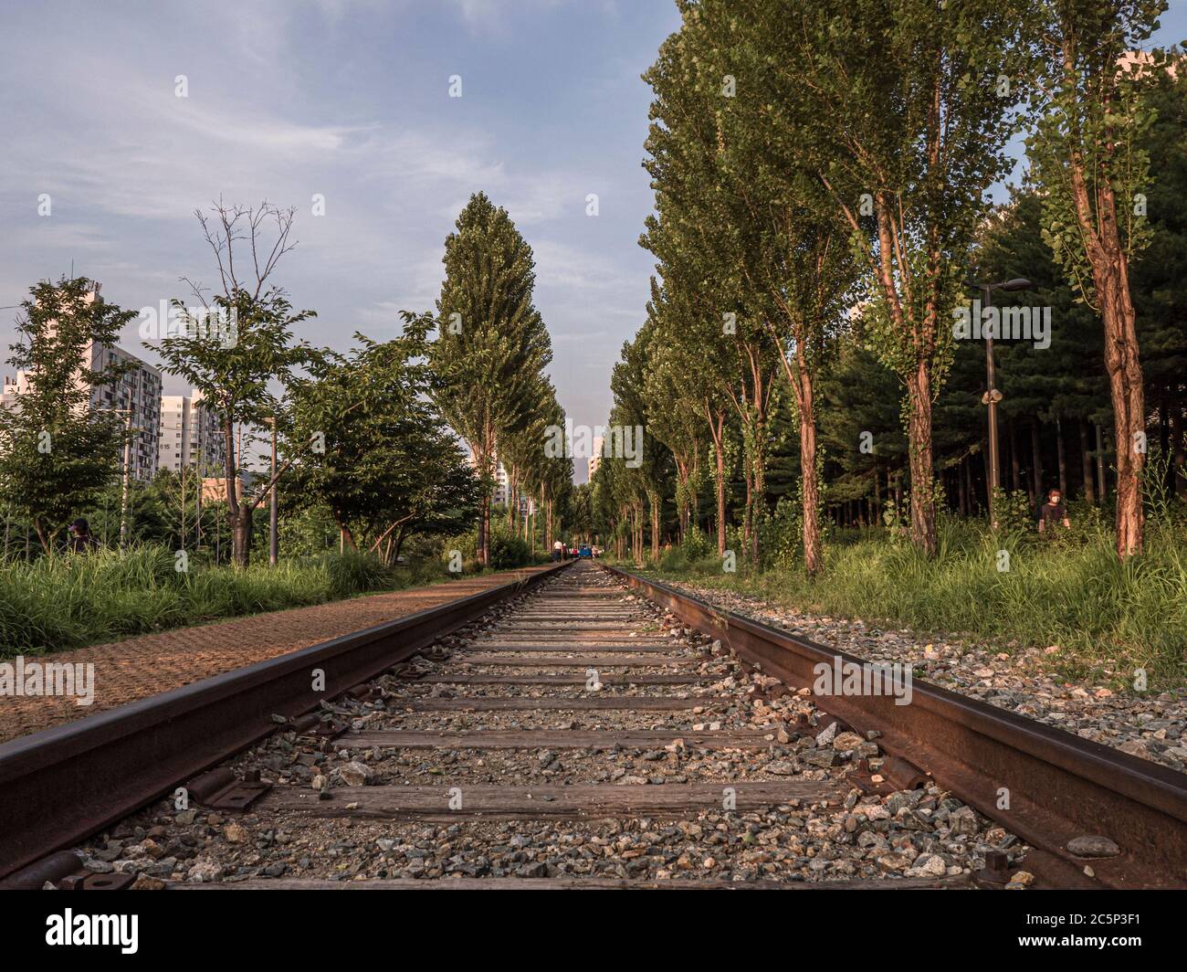 Chemin de train avec un appartement Banque D'Images