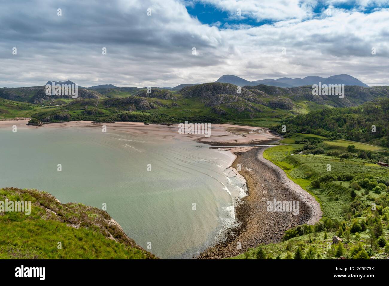 BAIE DE GRUINARD ET PLAGE ROSS ET CROMARTY WEST COAST ECOSSE VUE ÉTENDUE AU DÉBUT DE L'ÉTÉ Banque D'Images