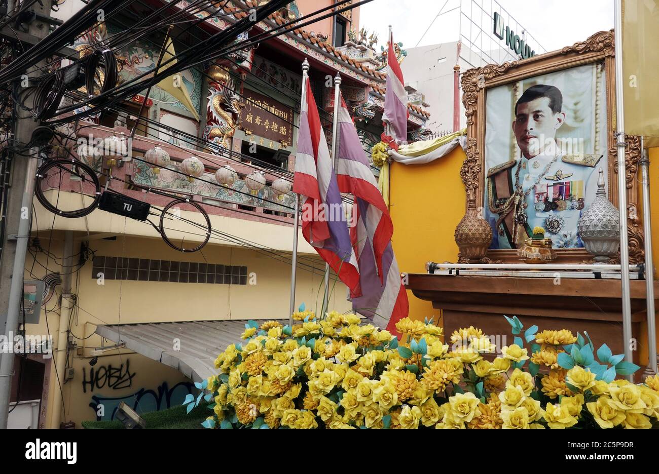 Bangkok, Thaïlande. 21 octobre 2019. Des fleurs sont drapées devant une photo montrant le roi Maha Vajiralongkorn Bodindradebayavarangkun ou Rama X de Thaïlande. Credit: Soeren Stache/dpa-Zentralbild/ZB/dpa/Alay Live News Banque D'Images