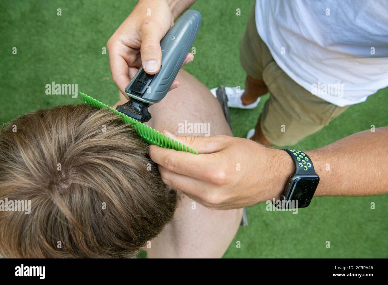 Coupe de maintien pour un jeune garçon dans le jardin Banque D'Images