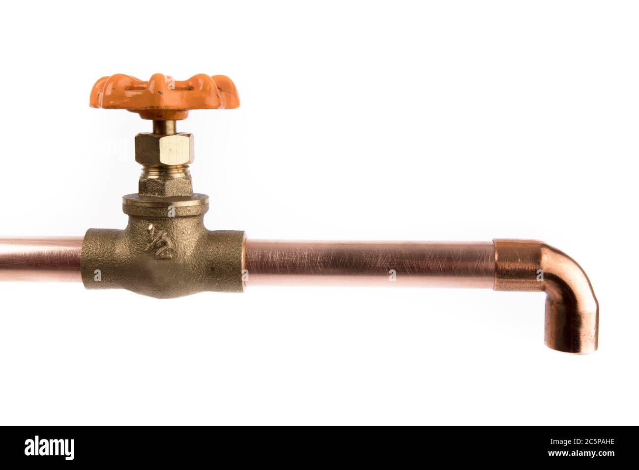 une vanne d'arrêt de tuyauterie en laiton avec une poignée orange fixé à un  tuyau en cuivre avec un coude isolé blanc Photo Stock - Alamy