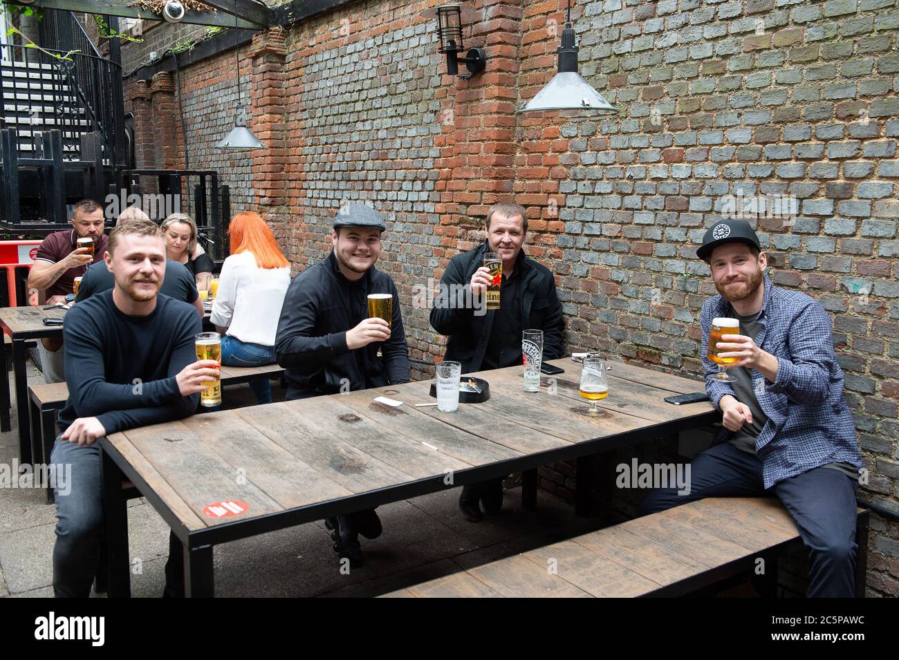 Windsor, Berkshire, Royaume-Uni. 4 juillet 2020. Les amateurs de pub étaient très heureux d'être de retour assis dans le café en plein air du Wetherspoon King et du pub Castle à Windsor, Berkshire. Aujourd'hui, le pub a ouvert pour la première fois depuis le confinement du coronavirus en mars. La réouverture des pubs d'Angleterre aujourd'hui s'appelle Super Saturday. Crédit : Maureen McLean/Alay Live News Banque D'Images