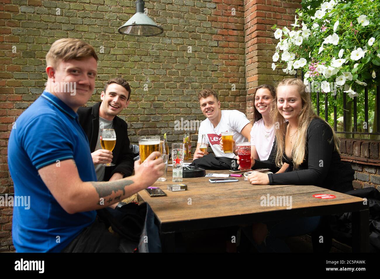 Windsor, Berkshire, Royaume-Uni. 4 juillet 2020. Les amateurs de pub étaient très heureux d'être de retour assis dans le café en plein air du Wetherspoon King et du pub Castle à Windsor, Berkshire. Aujourd'hui, le pub a ouvert pour la première fois depuis le confinement du coronavirus en mars. La réouverture des pubs d'Angleterre aujourd'hui s'appelle Super Saturday. Crédit : Maureen McLean/Alay Live News Banque D'Images