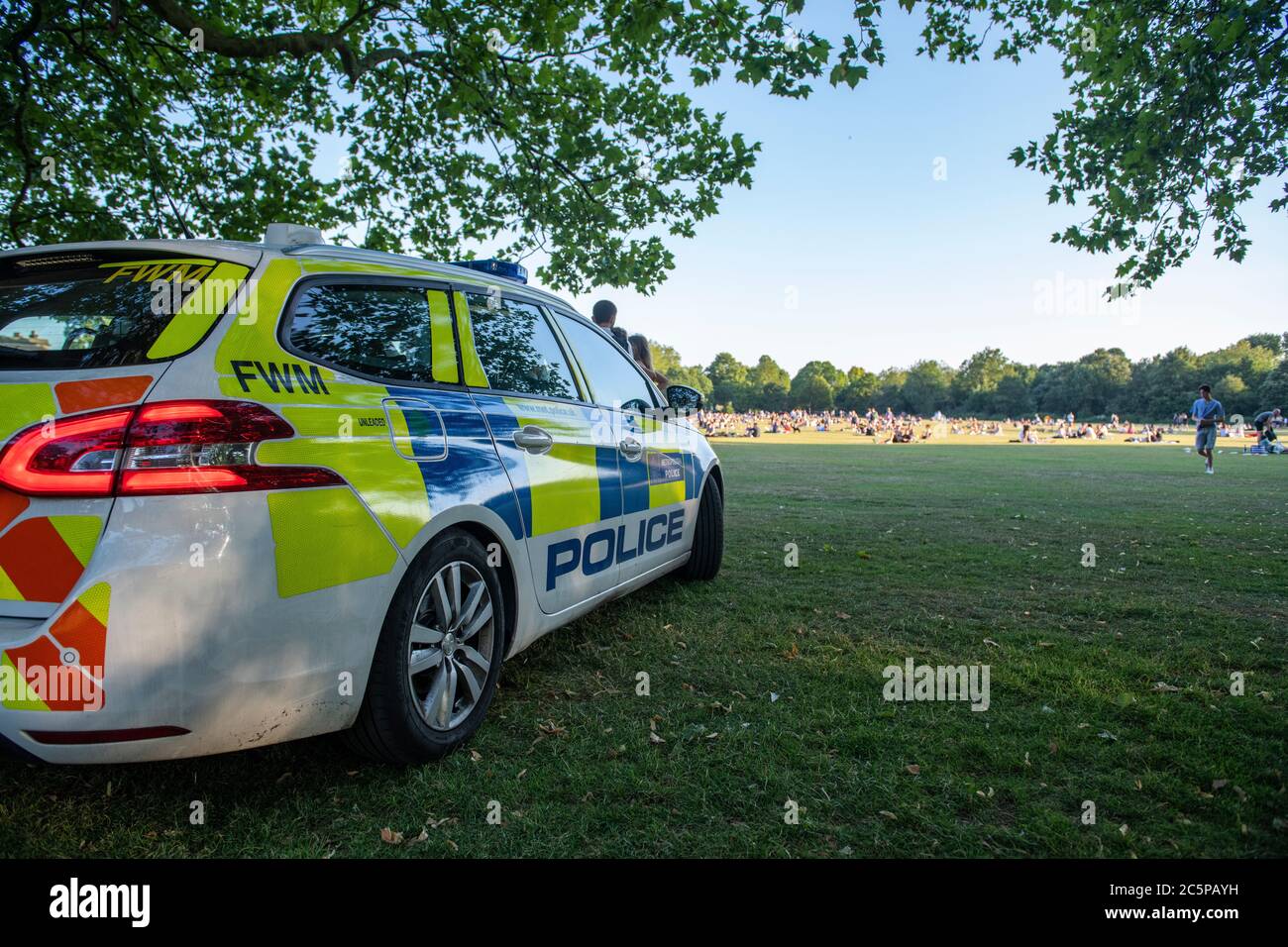 Présence de la police pendant le confinement du coronavirus dans un parc de Londres par temps ensoleillé Banque D'Images