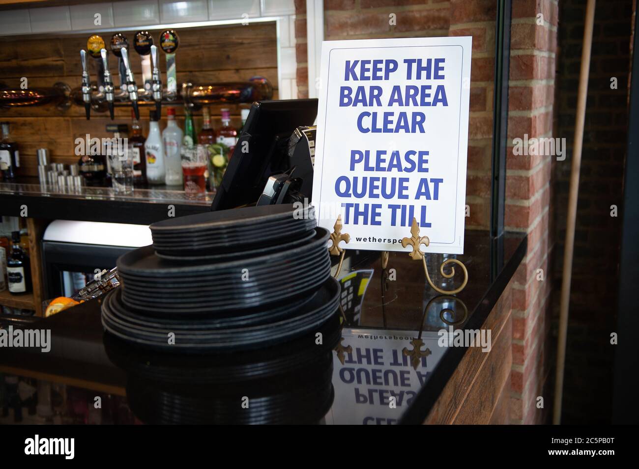 Windsor, Berkshire, Royaume-Uni. 4 juillet 2020. Avis de distanciation sociale au pub de Wetherspoon King and Castle à Windsor, Berkshire. Aujourd'hui, le pub a ouvert pour la première fois depuis le confinement du coronavirus en mars. Crédit : Maureen McLean/Alay Live News Banque D'Images