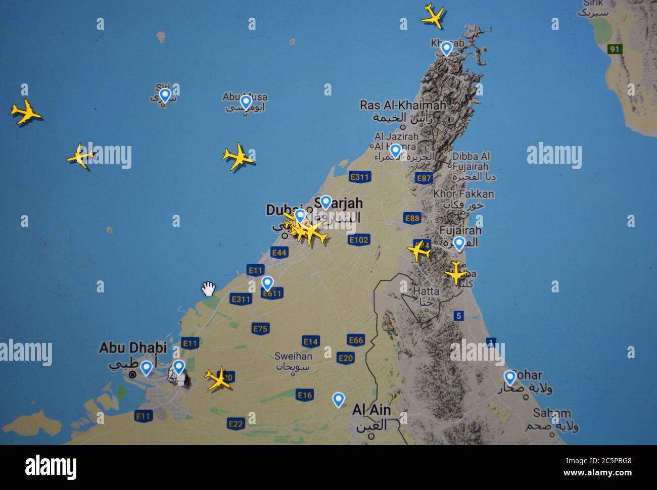 Carte du trafic aérien sur les Émirats arabes Unis (04 juillet 2020, UTC 14.39), avec le site Flightracar 24 de Svenska Resenätverket AB Banque D'Images