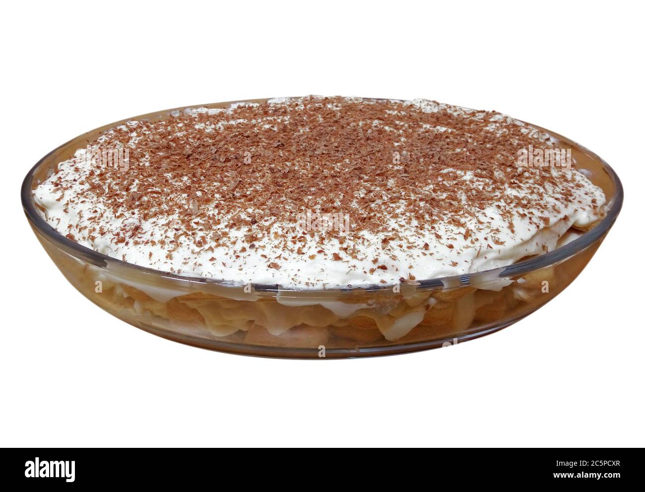 Gâteau tiramisu sur le plat isolé sur blanc avec le chemin de coupure Banque D'Images