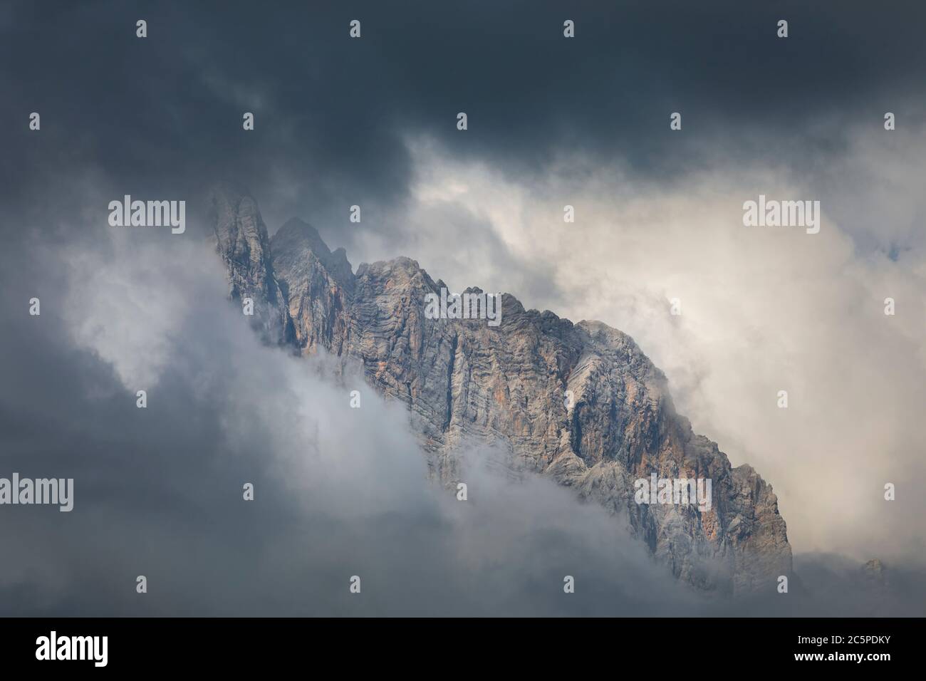 Pics de montagne dans les nuages, Alpes, Autriche Banque D'Images