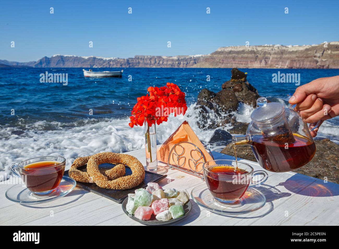 Pique-nique sur la plage avec thé et pâtisseries fraîches Banque D'Images