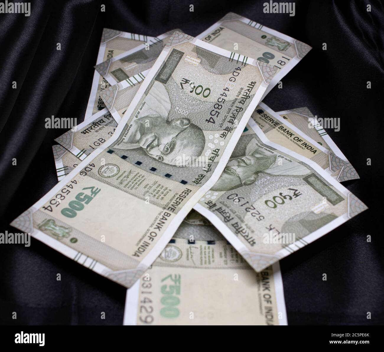 Notes indiennes de 500 roupies sur fond noir Banque D'Images