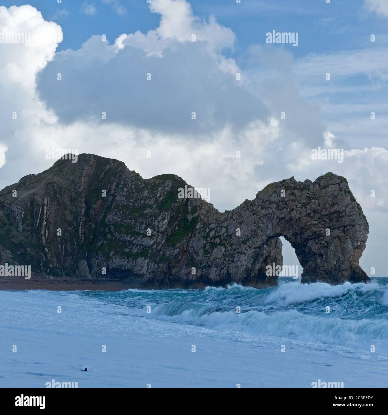 Un Voilier Vu à Travers L'arche De Durdle Door Dans Le Dorset · Photo