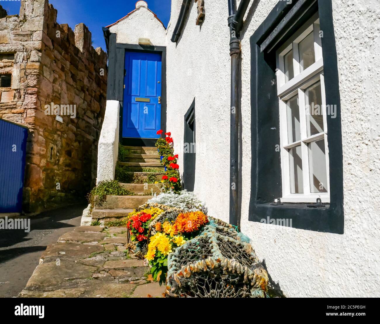 Pittoresque maison portuaire avec pot de homard et pots de fleurs, Anstruther, Fife, Écosse, Royaume-Uni Banque D'Images