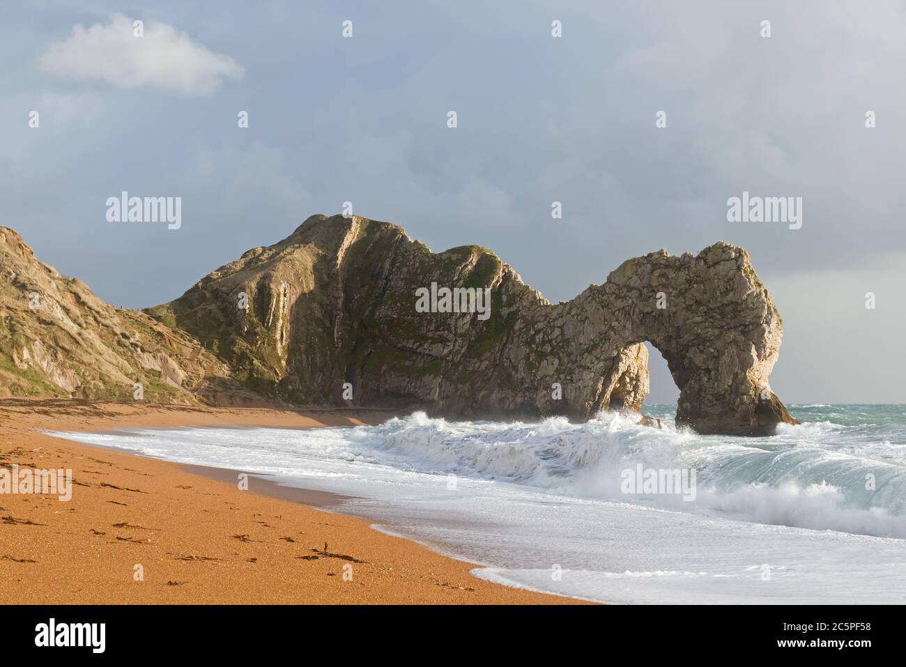 L'arche en calcaire caractéristique de Durdle Door à Dorset sur la côte jurassique. Fait partie de l'AONB Dorset et se trouve sur la route du South West Coast Path. Banque D'Images