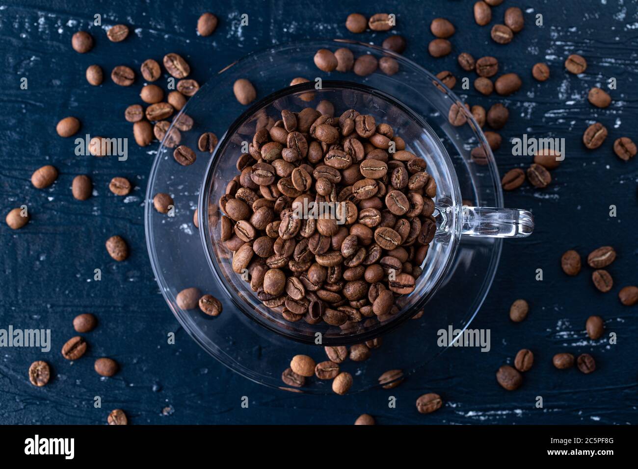 percez les grains de café dans une tasse Banque D'Images