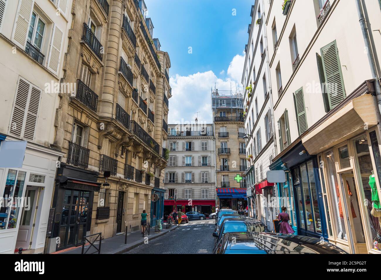 Rue étroite dans le quartier de Montmartre. Paris, France Banque D'Images