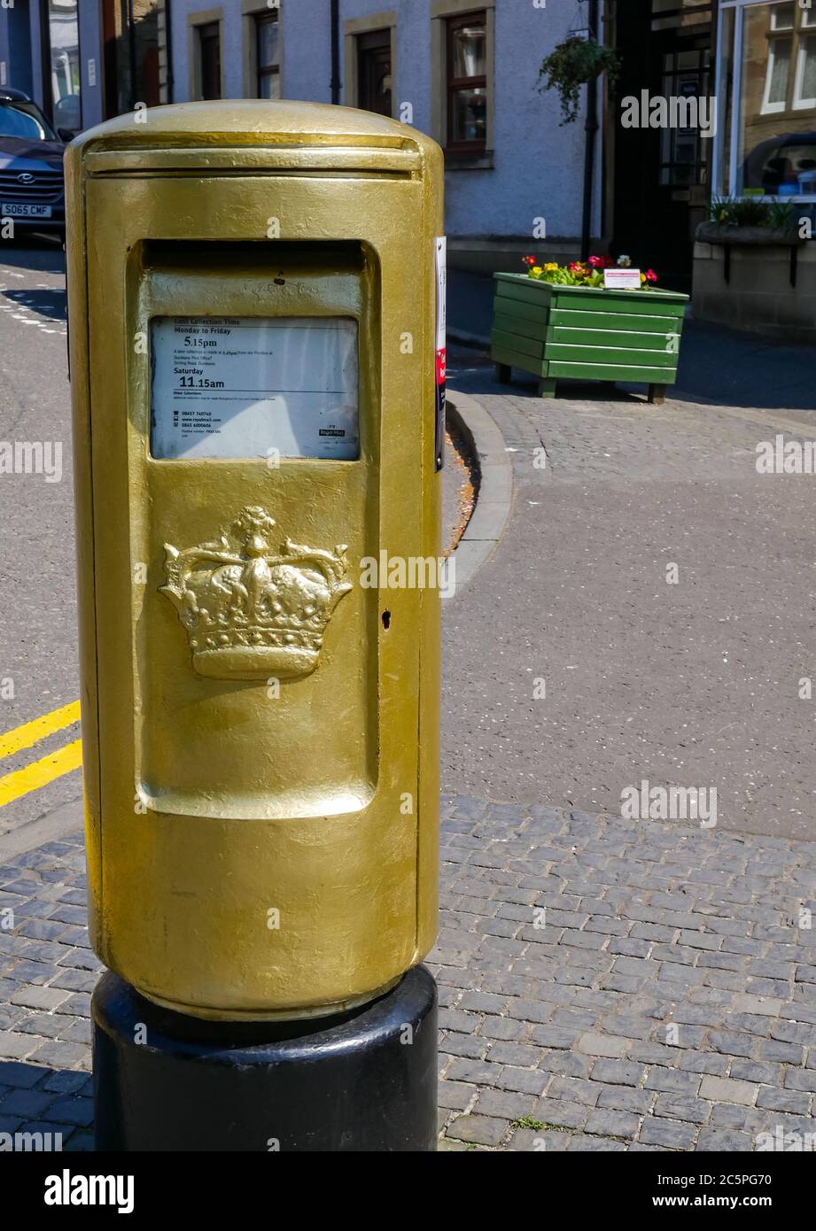 La boîte postale peinte en or célèbre la victoire olympique d'Andy Murray, Dunblane, dans le Perthshire, en Écosse, au Royaume-Uni Banque D'Images
