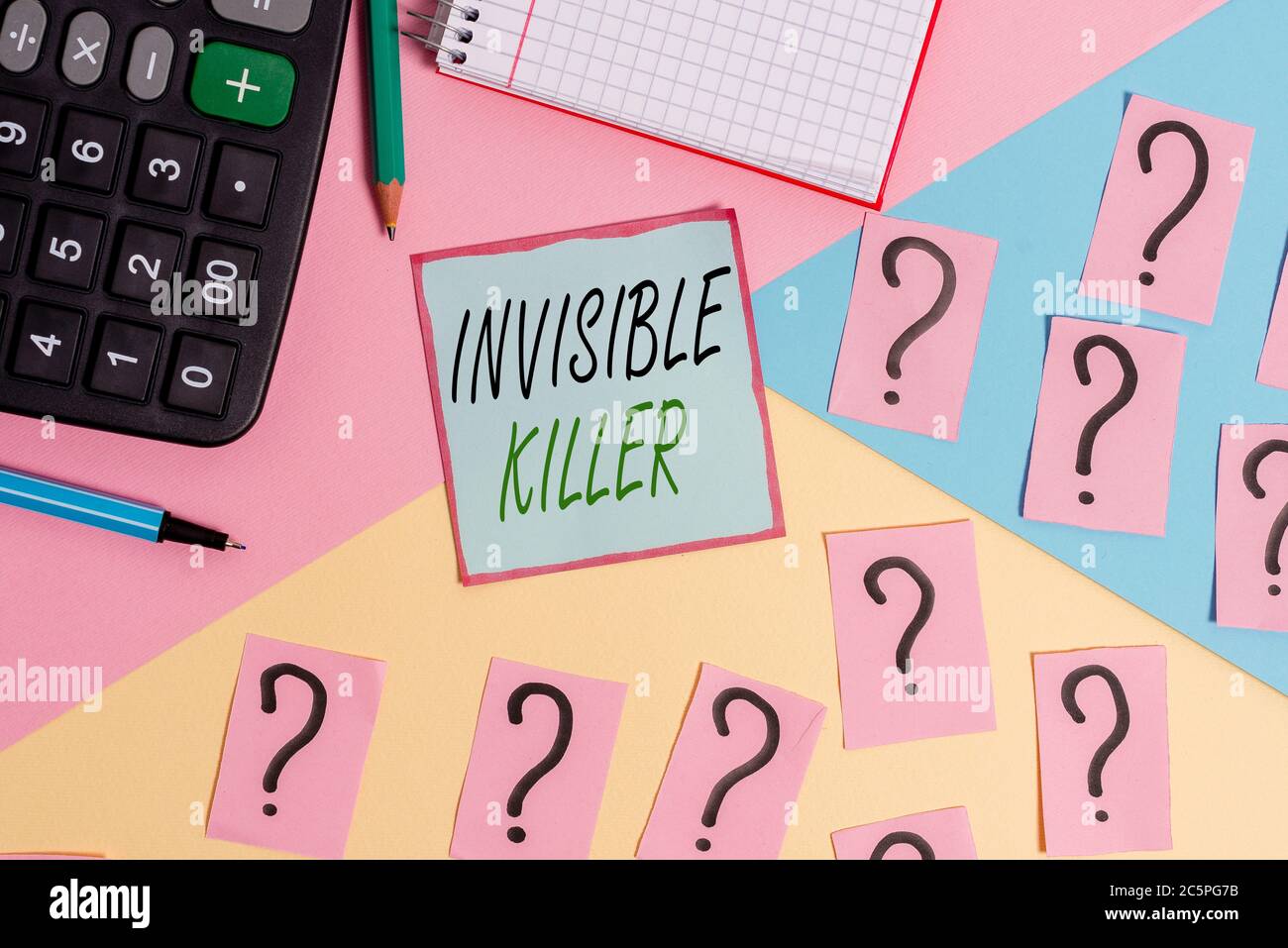 Écriture manuelle conceptuelle montrant invisible Killer. Concept signifiant la présence dans l'air d'une substance qui sont des choses et de l'écriture dangereuses de mathématiques Banque D'Images