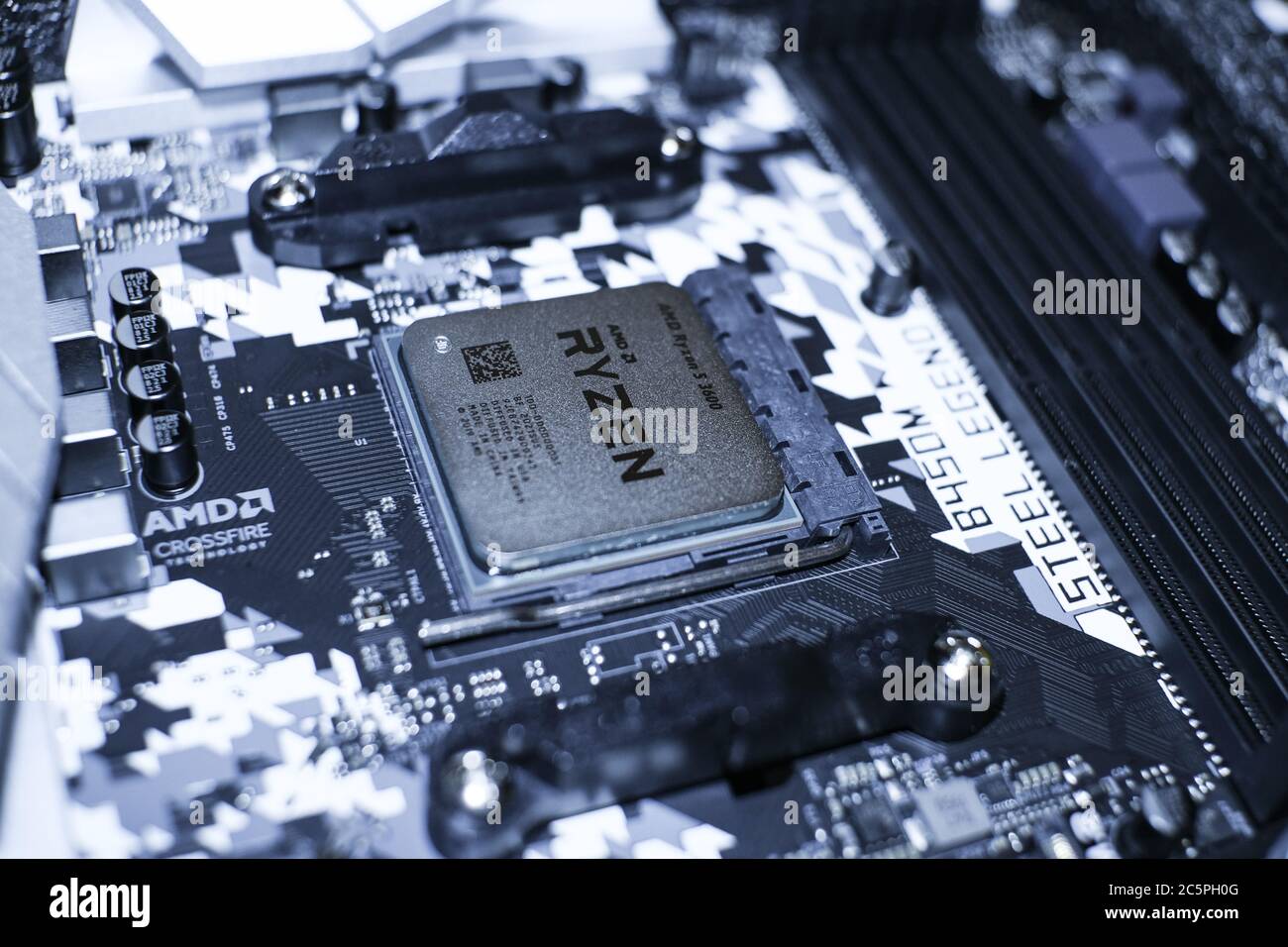 Processeur AMD ryzen pour PC de bureau installé sur la carte mère hi tech, composants informatiques Banque D'Images