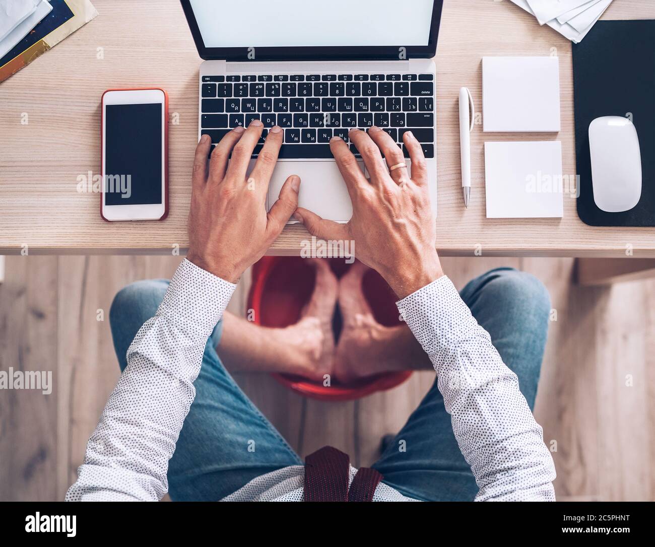 photo-de-la-table-de-bureau-moderne-de-comic-homme-d-affaires-tapant-sur-le-clavier-d-ordinateur-portable-et-se-montant-a-pied-bain-chaud-sous-la-table-travail-a-distance-en-l-espace-2c5phnt.jpg