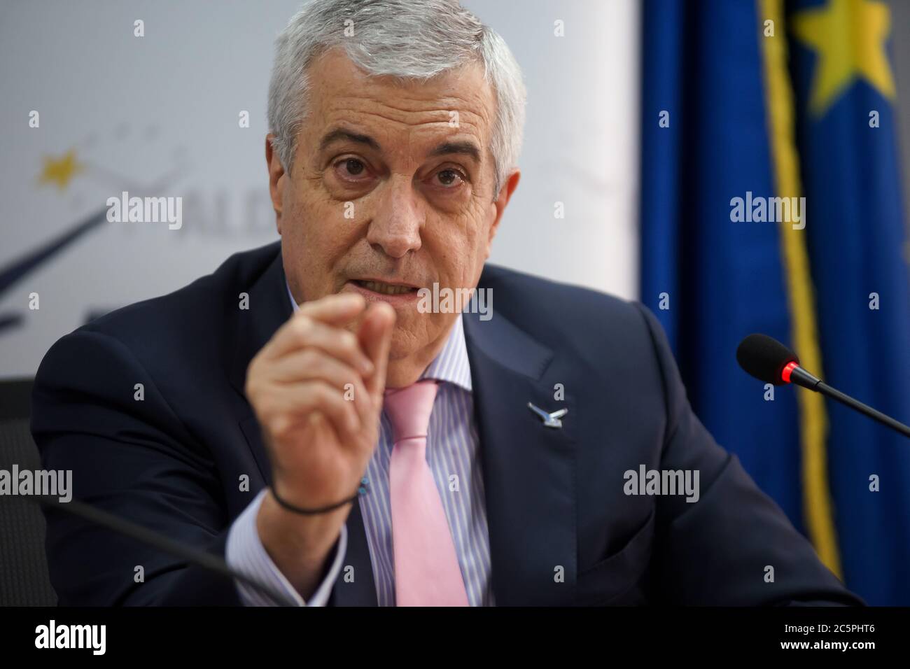 Bucarest, Roumanie - 02 juillet 2020 : Calin Popescu Tariceanu, chef de l'Alliance des démocrates libéraux (ADLE), parle lors d'une conférence de presse, à Bucarest Banque D'Images