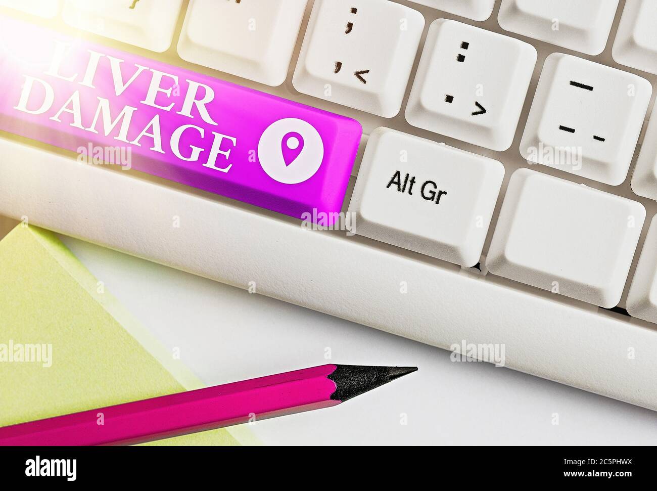 Note écrite montrant des lésions hépatiques. Concept d'affaires pour tout trouble de la cirrhose du foie ou de la cicatrisation du foie touche de clavier colorée avec accesso Banque D'Images