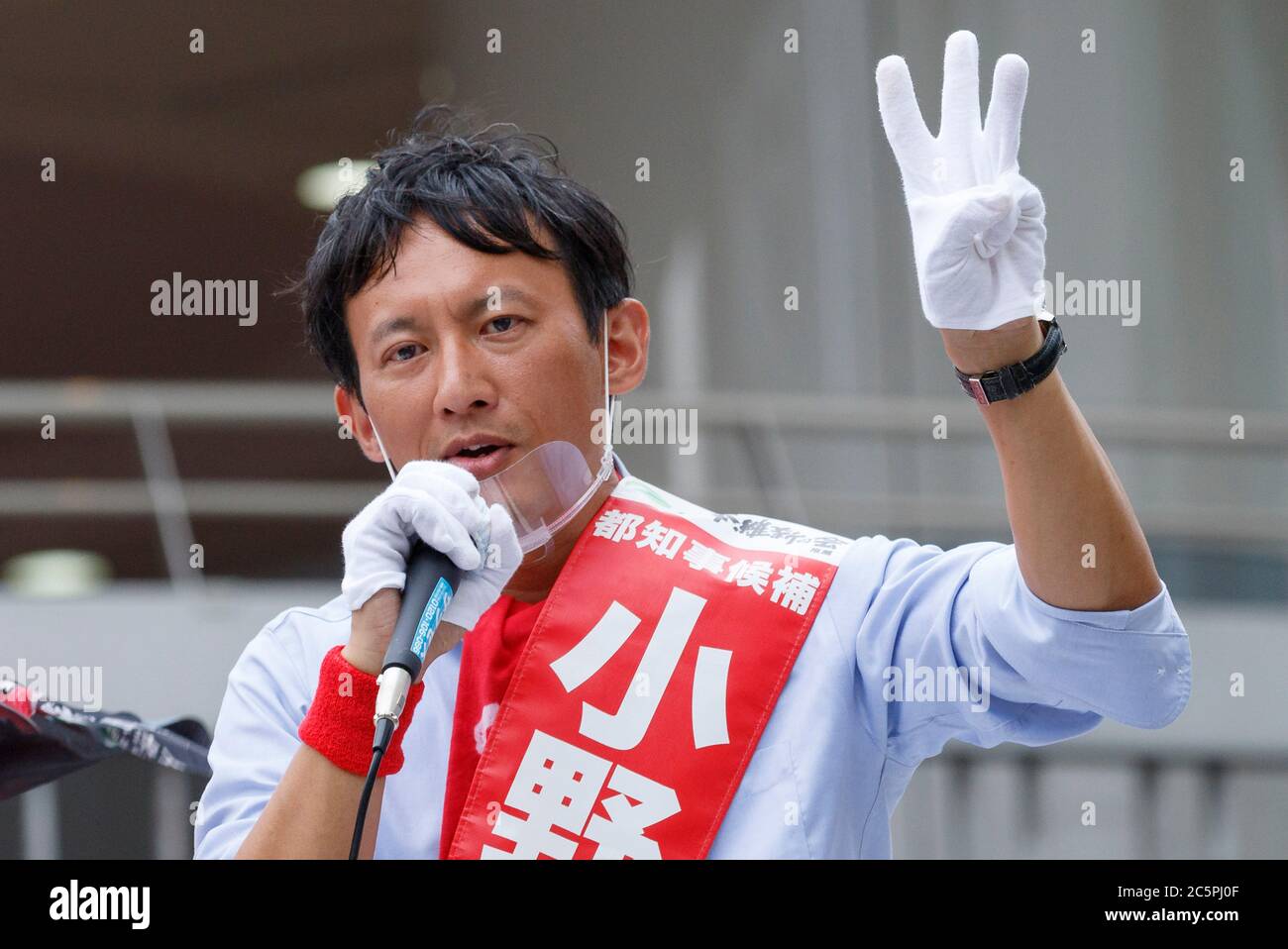 Tokyo, Japon. 4 juillet 2020. Le candidat Taisuke Ono portant un bouclier buccal prononce un discours de rue tout en faisant campagne pour l'élection du gouverneur de demain, près de Ginza. La ville de Tokyo tiendra ses élections de gouverneurs le 5 juillet. Tokyo a signalé 131 nouveaux cas de coronavirus samedi. Credit: Rodrigo Reyes Marin/ZUMA Wire/Alay Live News Banque D'Images