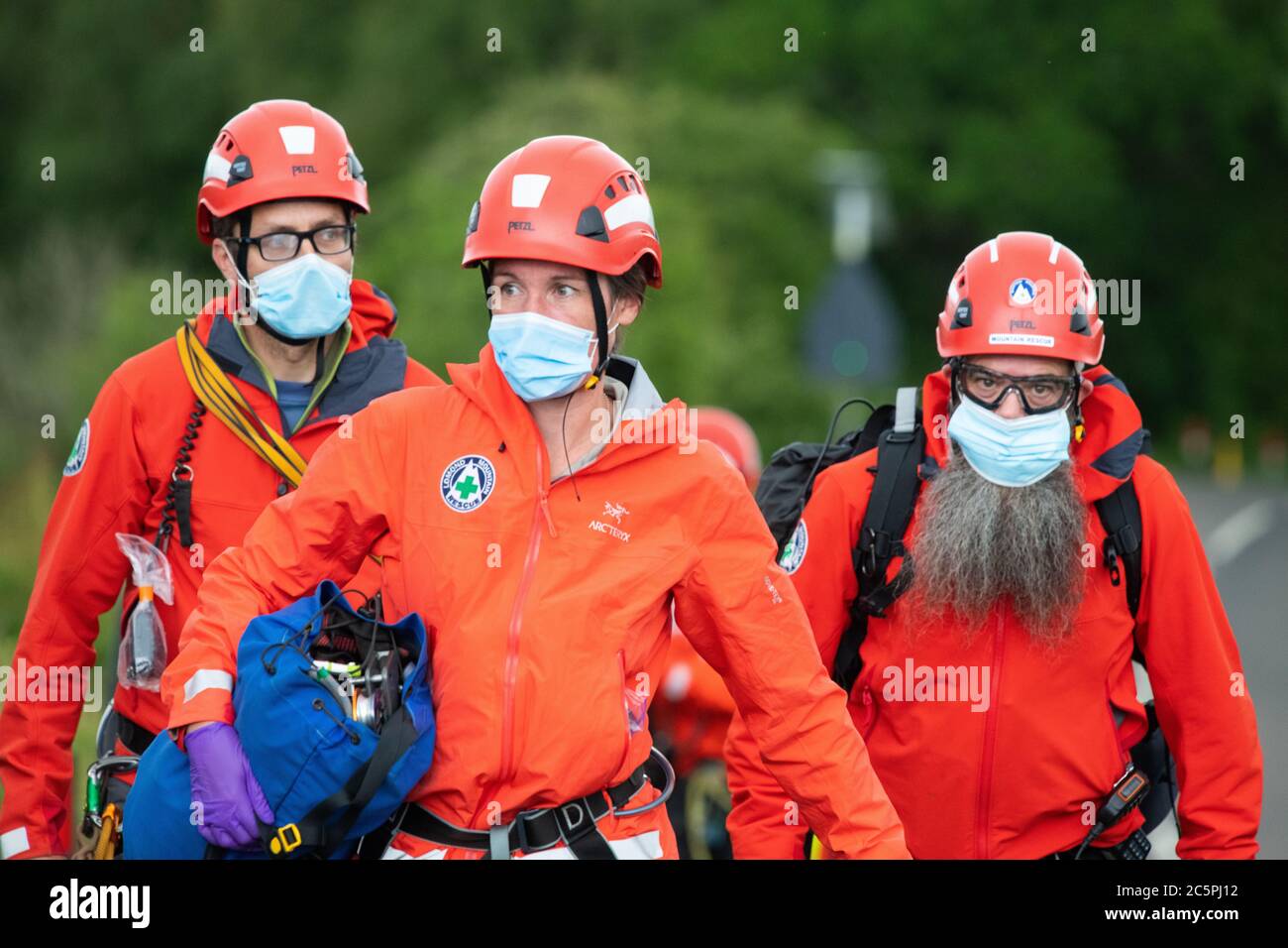 Finnich Glen, Stirlingshire, Écosse, Royaume-Uni. 4 juillet 2020. Les volontaires de l'équipe de secours de Lomond Mountain reviennent après avoir secouru un jeune homme qui, bien que non blessé, était pris au piège dans le célèbre Finnich Glen (Diable's Pulpit) près de Killearn dans le Stirlingshire en fin d'après-midi. L'afflux de voyageurs d'une journée à cet endroit, même pendant toute la durée du confinement, abandonnant des voitures dans les virages et les virages sur des routes dangereuses, risque de vies. En outre, la gorge à flancs escarpés présente des préoccupations supplémentaires en matière de sécurité, comme en témoigne aujourd'hui Credit: Kay Roxby/Alay Live News Banque D'Images