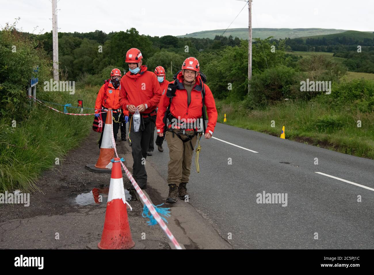 Finnich Glen, Stirlingshire, Écosse, Royaume-Uni. 4 juillet 2020. Les volontaires de l'équipe de secours de Lomond Mountain reviennent après avoir secouru un jeune homme qui, bien que non blessé, était pris au piège dans le célèbre Finnich Glen (Diable's Pulpit) près de Killearn dans le Stirlingshire en fin d'après-midi. Credit: Kay Roxby/Alay Live News Banque D'Images